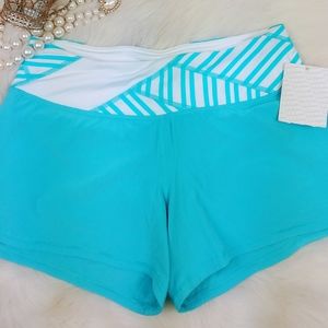 Lululemon groovy NWT run short athletic 6